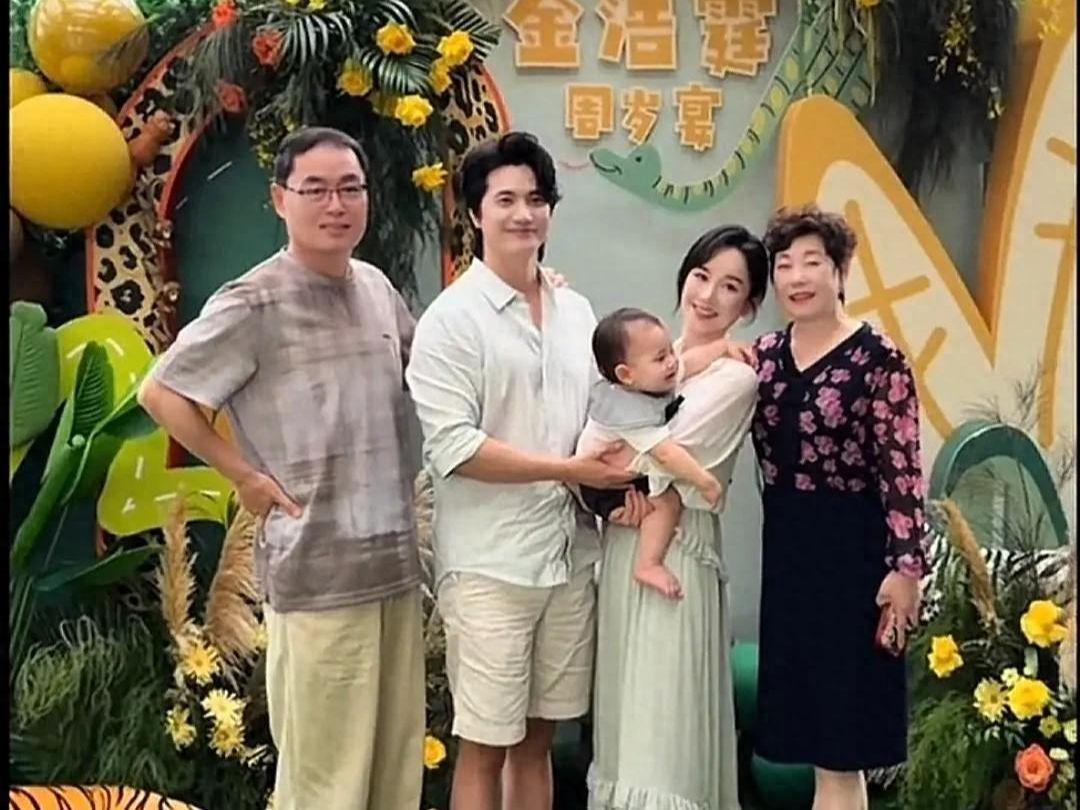 OD体育链接-张檬儿子周岁宴排面拉满，爸爸全程温柔抱哄，被全家宠成小宝贝